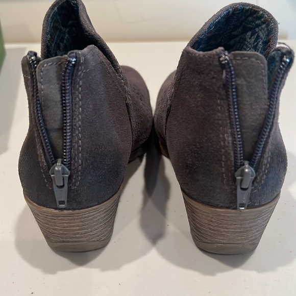 Earth, gray suede, leather booty, 9.5 WIDE - Picture 3 of 7